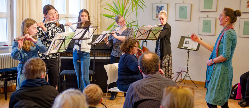Flötenkanon, begleitet mit Cello, von großen und kleinen Schülerinnen